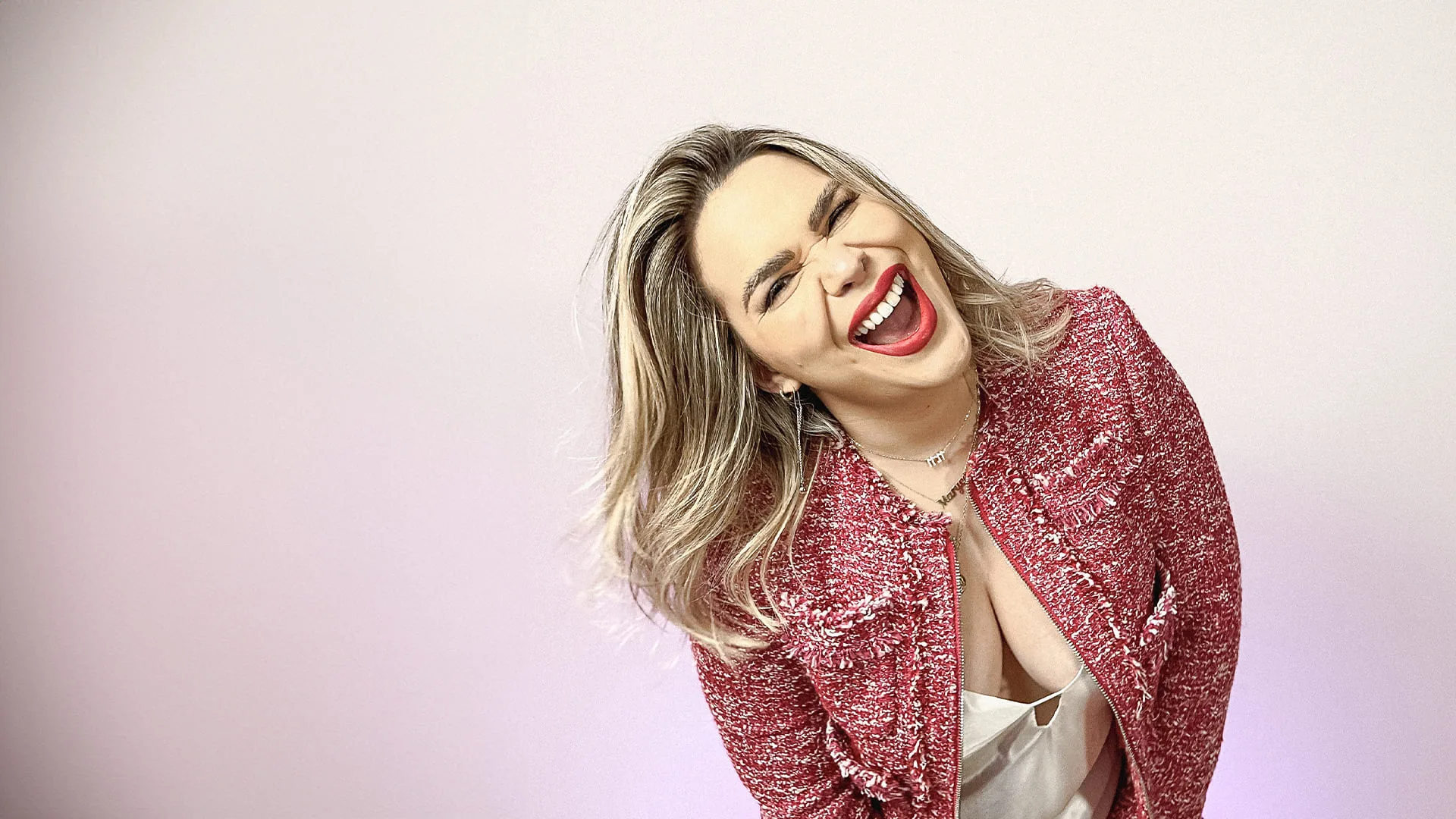 fotografia-mirando-mueca-con-voca-soy-maryce-vida-con-proposito-mujer-estoica-y-liderazgo-femenino