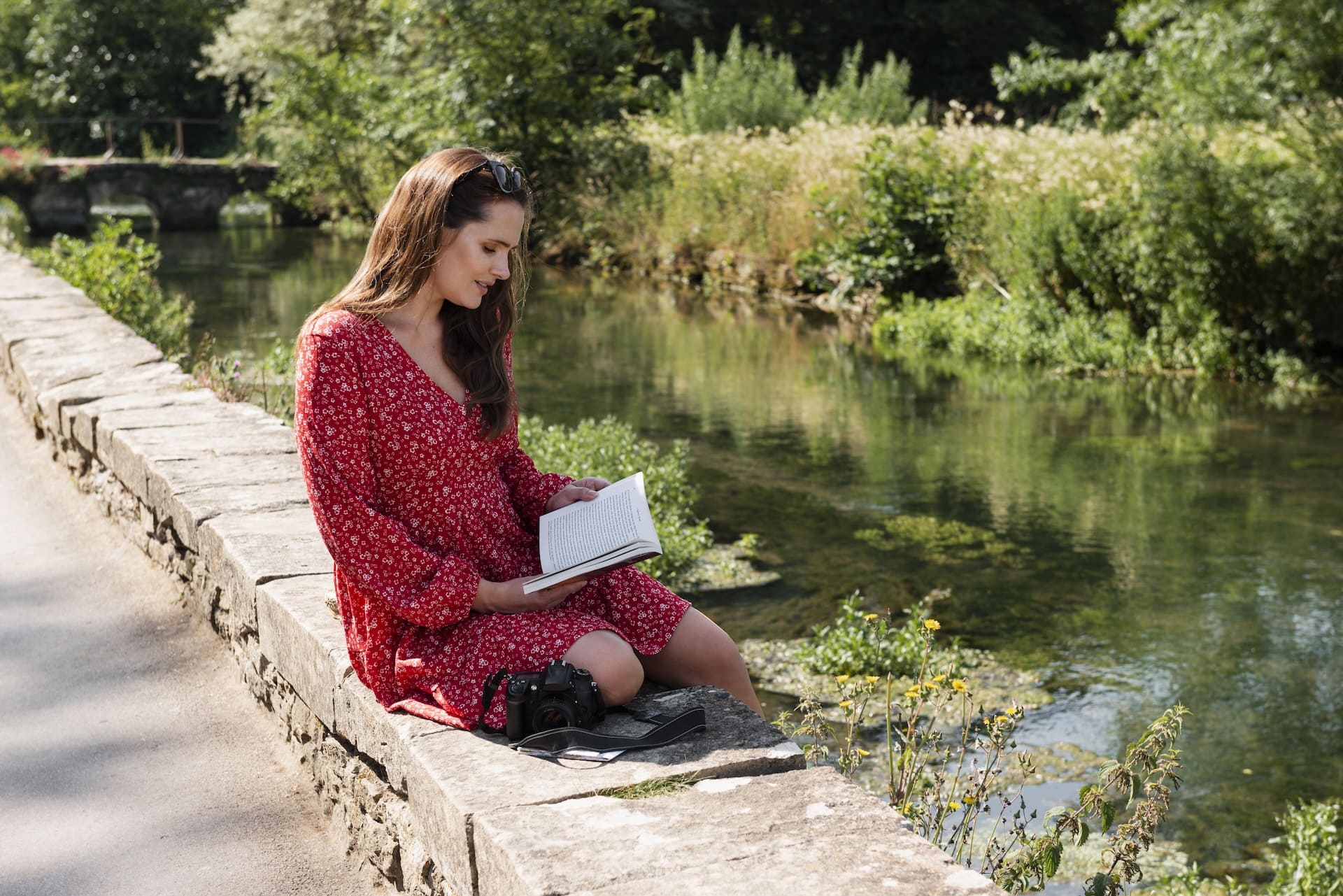 woman-reading-while-traveling-aloneEstoicismo para Mujeres, Fortaleza y Serenidad en el Día a Día Soy Maryce Alejandra González
