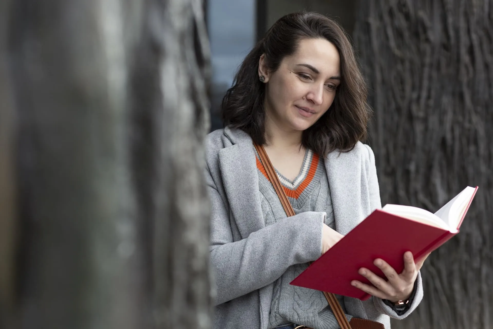 young-caucasian-woman-formal-dress-reading-book-outdoorsEstoicismo para Mujeres, Fortaleza y Serenidad en el Día a Día Soy Maryce Alejandra González